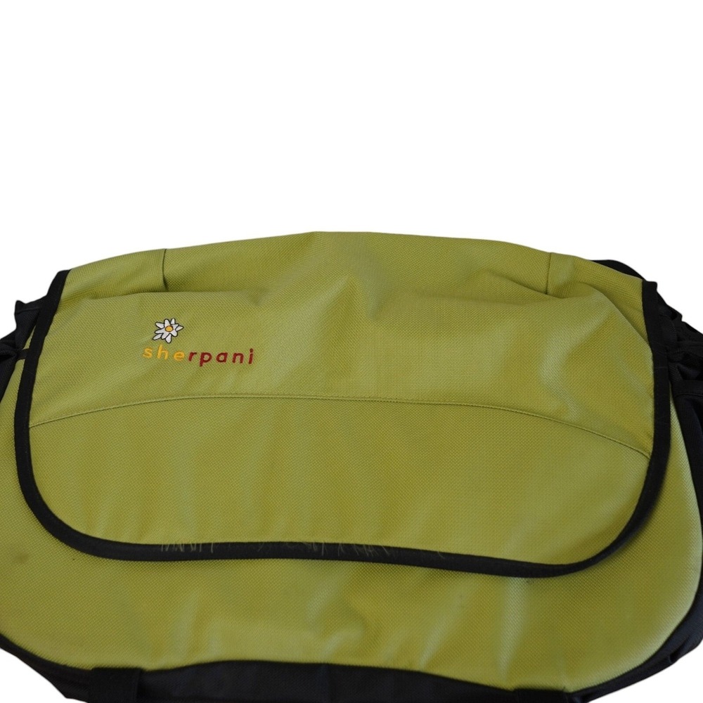 NWOT Sherpani Crossbody Yoga‎ Bag Daisies Green & Black Messenger Bag